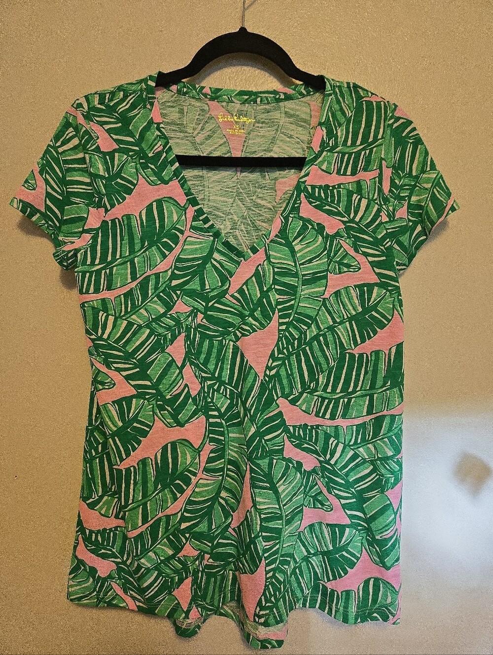 Lilly Pulitzer Etta V-Neck Tee Pink Lets Go Bananas XS NWT